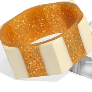 Pile de bracelets en résine légère Bracelets élégants faits à la main pour la mode estivale Bracelets en résine abordables de couleurs assorties - Product Image 1