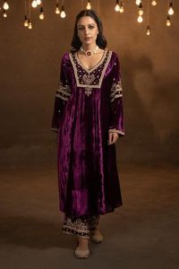 BELLE ROBE LONGUE ANARKALI ET PANTALON EN VELOURS VIOLET AVEC PERLES DE VERRE EN CRISTAL ORNÉ, TRAVAIL DABKA pour Fête/MARIAGE = 2024 - Product Image 2