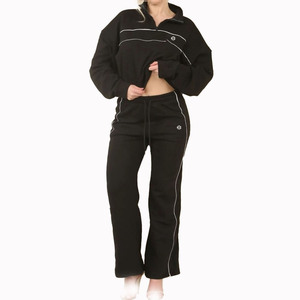 Ensemble de survêtement en molleton deux pièces pour femmes, haut court à col rond, pantalon à jambe droite, bordures contrastées, production en gros OEM - Product Image 1