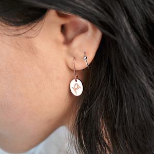 Boucles d'oreilles fleur de naissance Boucles d'oreilles chevalières florales personnalisées Boucles d'oreilles pendantes en argent sterling 925 plaqué or 14 carats cadeau - Product Image 4