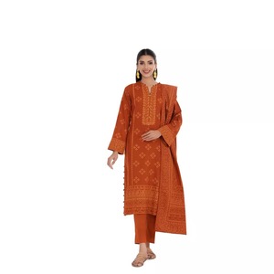 Shalwar Kameez de Seda y Rayón Personalizado de Alta Calidad para Mujer - Diseño Clásico y Elegante - Product Image 1