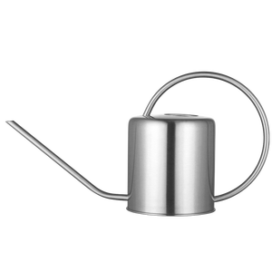 Carafe en métal massif conçue pour une utilisation prolongée dans les jardins, assurant un débit de liquide fluide et une prise en main confortable et stable. - Product Image 3