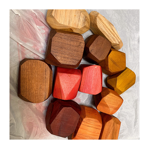 Tumi Ishi Wooden Rock conçu pour stimuler la motricité fine et la coordination des mains des enfants - Product Image 2