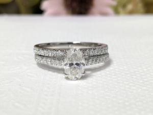 Lurba Jewels - Juego de Anillos de Compromiso y Boda con Diamante Cultivado en Laboratorio de 1 Quilate, Corte Ovalado, Oro Blanco de 10K/14K/18K, Certificado IGI - Product Image 1