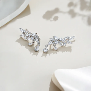 ต่างหูทรงดอกไม้คลาสสิกสำหรับผู้หญิง ดีไซน์หรูหรา ชุบทองคำขาว 18K - Product Image 2