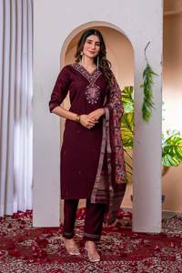 Ensemble de costume droit luxueux en soie mélangée de couleur vin avec broderie de col en V de créateur et dupatta à imprimé floral numérique pour femmes - Product Image 3