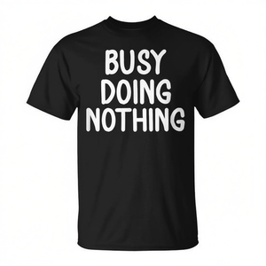 T-shirt unisexe à manches courtes et col rond pour adulte, imprimé en sérigraphie, avec un message « Busy Doing Nothing », humoristique et sarcastique. - Product Image 2