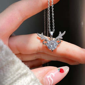 Pendentif cerf tendance en argent plaqué rhodium avec zircon et perle, forme d'animal mignonne pour mariage et fiançailles - Product Image 1