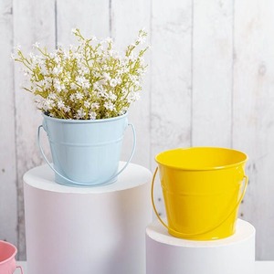 Cubo de maceta galvanizado rústico para hierbas suculentas o arreglos florales en un interior de estilo de granja - Product Image 3