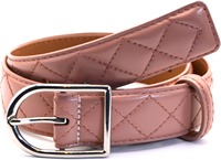 Ceinture de couette C bleu pastel doux avec boucle en argent poli et texture de diamant matelassé pour des tenues modernes élégantes