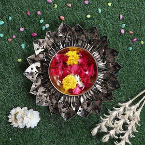 ชาม urli ดอกไม้กลมกลืนกับดอกไม้ลอยเพื่อบรรยากาศที่เงียบสงบชาม urli บานนิรันดร์กับดอกไม้ลอยน้ำ - Product Image 1