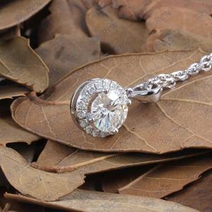 1.10เล็กๆน้อยๆ CTW รอบตัด Halo Moissanite สร้อยคอทองคำขาวจี้สำหรับผู้หญิงของขวัญครบรอบ - Product Image 1