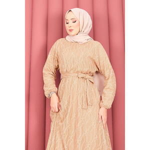 Robe Hijab en Lin Camel avec Dentelle Texturée et Volants, Style Quotidien Modeste, Élément de Mode, Silhouette Droite, Ceinture Amovible, Motif - Product Image 3