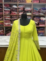 Robe longue indienne et pakistanaise tendance Tennecy pour les festivals de Diwali et les soirées, avec broderies vibrantes et volants