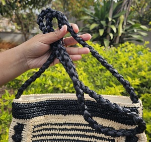 Petit sac bandoulière en raphia crocheté avec sangle en raphia tressé - Fermeture à bouton magnétique - Doublure en lin - Sangle simple bicolore rayée - Product Image 4