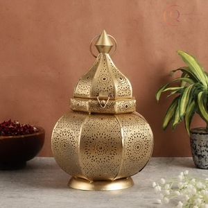 Portavelas de Metal de Lujo para Decoración Festiva y Ramadán |   Impermeable y duradero, crea un ambiente acogedor de luz de velas. - Product Image 1