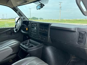 Fourgon utilitaire pleine grandeur 2022 d'occasion, véhicule de transport commercial haute capacité, modèle utilitaire en parfait état - Product Image 3