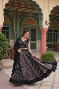 Meilleure vente Ensemble Lehenga Choli en rayonne imprimée prêt à l'emploi pour vêtements spéciaux Navratri disponible en plusieurs tailles - Product Image 2