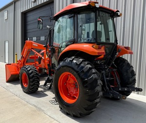 Tracteur à roues Kubota M6060 avec chargeur frontal pour les fermes comportant un moteur puissant et une pompe - Product Image 2