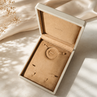 Boîte à bijoux en cuir PU beige clair de luxe personnalisée avec intérieur en daim camel pour l'emballage de colliers, de boucles d'oreilles et de bagues
