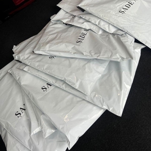 Bolsas de Correo Blancas Resistentes e Impermeables de 120 Micras de Grosor, Reciclables y Personalizadas, con Impresión de Logotipo en Serigrafía Negra para Envío - Product Image 5