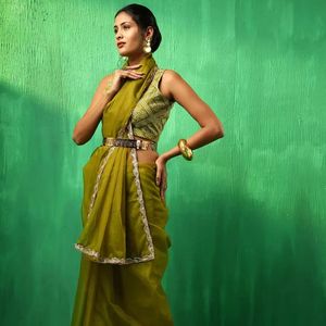 Sari de organza verde ADAA Mehendi con borde bordado con espejos dorados y contraste de seda rosa. |   Ropa para fiestas de boda - Product Image 1