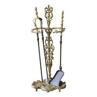 Ensemble de cheminée en laiton exclusif avec des tons métalliques brillants et des poignées classiques conçues pour l'excellence décorative et fonctionnelle