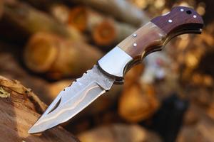 Cuchillo plegable de acero de Damasco con hoja rellena de cobre, mango de hueso y madera, cuchillo de bolsillo hecho a mano para coleccionistas y minoristas - Product Image 2