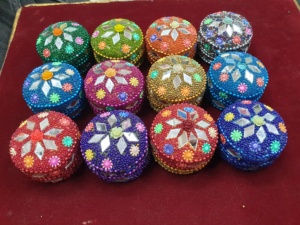 Joyero indio hecho a mano con cuentas, caja de baratija decorativa, caja de almacenamiento de trabajo de espejo colorido para regalo decoración del hogar, 1 paquete = 12 piezas - Product Image 4