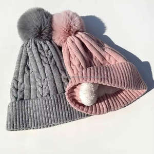 Chapeaux d'hiver personnalisés en gros pour femmes avec doublure en fourrure sherpa chaude, pompon en fausse fourrure, bonnet tricoté - Product Image 1