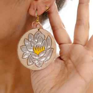 Recién llegado, pendientes de cuero tallados a mano de estilo occidental para mujer, bonitos pendientes de lágrima a la moda, joyería de moda de cuero - Product Image 1