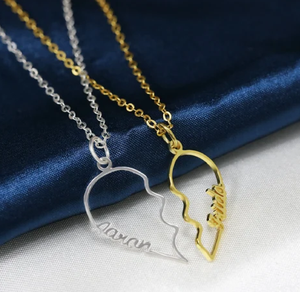 จี้วงกลมสีทองอ่อนพร้อมหัวใจสามดวงและสลักชื่อไว้ตรงกลางเครื่องประดับสำหรับผู้หญิงและผู้ชายราคาถูกในอินเดีย - Product Image 4