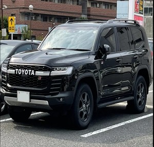 ใช้สำหรับรถยนต์แลนด์ครุยเซอร์ ขับเคลื่อนสี่ล้อ ปี 2020 พร้อมขนาดยาง R15 ภายในหุ้มหนังสีเข้ม กล้องมองหลัง พวงมาลัยซ้าย >100,000 ไมล์ - Product Image 1