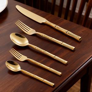 Juego de Cubiertos de Boda Ecológicos Dorados con Mangos de Bambú, Cubiertos de Plata Chapados en Oro de Lujo, Diseño Tropical de Bambú - Product Image 4