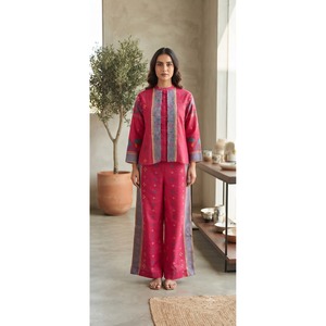 Ensemble court en velours côtelé rose brodé respirant pour femme, haut tendance à manches trois quarts et short assorti, tenue décontractée deux pièces - Product Image 1
