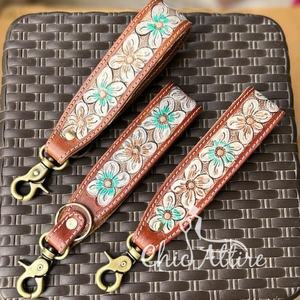 Nueva Llegada Mano Tooled Cuero Muñequera Llaveros En Relieve Estampado Floral Cuero Llaveros Tooled Accesorios de cuero Correas para llaves - Product Image 1