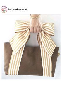 Sac fourre-tout en toile beige à rayures avec un grand nœud décoratif en beige et crème, conçu pour le transport quotidien à l'épaule - Product Image 3