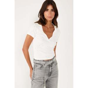 Camiseta con cuello alto y detalle de piedras - Product Image 2