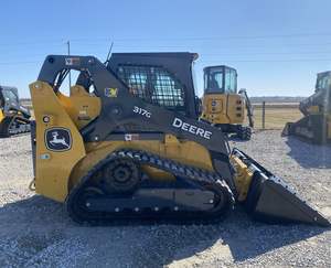 NOUVEAU 2025 pour John Deere 319D Bulldozer - Hydraulique Diesel - 65 CV - Cabine fermée avec chauffage/climatisation - Radio avec Bluetooth - Caméra de recul - Pompe - Product Image 3