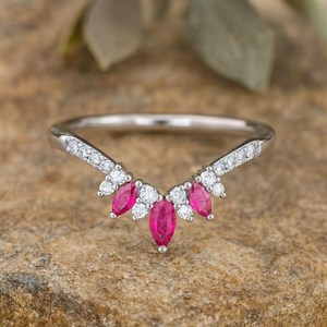 แหวนทับทิมทรงมาร์ควิสแบบโค้ง รุ่น Lab Ruby ประดับเพชร CZ ดีไซน์วินเทจ เรียบหรู เหมาะเป็นของขวัญวันครบรอบสุดพิเศษ - Product Image 2