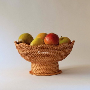 Plateau à fruits en rotin fait main avec base sur pied, panier de service rond en osier écologique, bol décoratif sur pied, vente en gros personnalisée - Product Image 3
