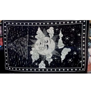 Tapices de Pared de Algodón con Estampado de Luna sobre Base Negra, Muy Demandados, para Decoración de Dormitorios, para Exportación al Mejor Precio GC-TP-147. - Product Image 1