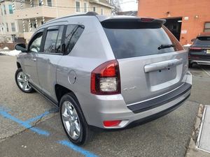 SUV Compass 2014 d'occasion en excellent état, finition Latitude, transmission intégrale, extérieur argenté, boîte manuelle 6 vitesses, moteur 2.5L, 172 ch, automatique. - Product Image 4