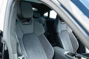 AUTO ELÉCTRICO IMPECABLE 2024 AU-DI RS E-TRON GT 637-HP DOBLE MOTOR TRACCIÓN EN LAS CUATRO RUEDAS LISTO PARA ENVIAR - Product Image 3