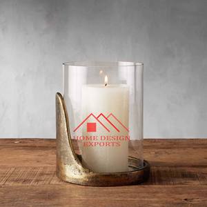 Portavelas de metal de aluminio fundido con acabado antiguo de latón y Vela-Hurricane con votivo de vidrio - Product Image 2