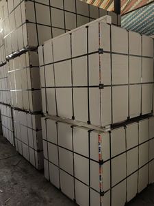 Plaques <span class=keywords><strong>de</strong></span> plâtre en gypse <span class=keywords><strong>de</strong></span> conception moderne 60x60 7mm 12mm imperméables, ignifuges, insonorisées, panneaux muraux intérieurs en papier, plafond - Product Image 3