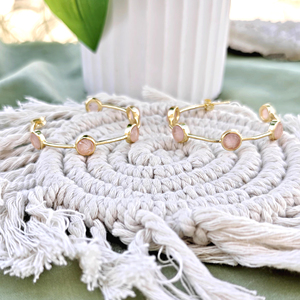 Vente en gros de bijoux plaqués or 18 carats, pierre brute naturelle, boucles d'oreilles créoles minimalistes rondes, pierres de naissance multiples - Product Image 5