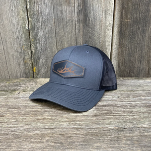 Casquettes Trucker en Cuir Premium avec Logo Brodé, Fermeture Réglable, Dos en Maille Respirante, Style Quotidien et Extérieur, ODM/OEM, Fabrication Vietnamienne - Product Image 2