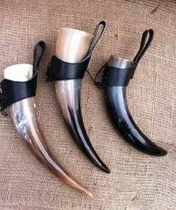 Corne à boire viking artisanale polie de haute qualité, avec support en cuir, en vente en gros - Product Image 1