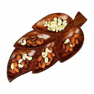 Plateau en bois marron avec motif de feuilles pour la cuisine et les repas Plateau de service élégant et artisanal parfait pour la décoration intérieure et l'utilisation de cadeaux - Product Image 1
